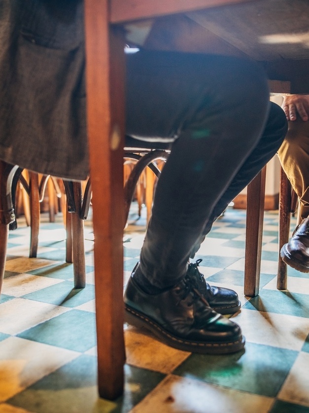 dicas para controlar tiques nervosos (balançar perna)