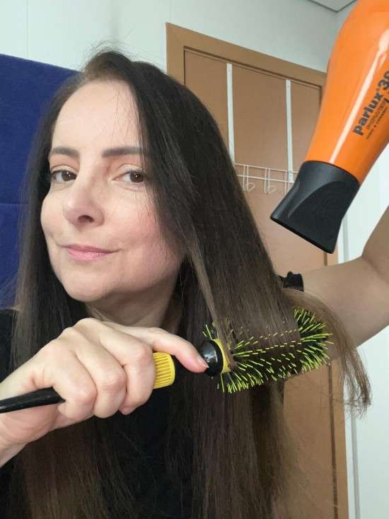 Fronha de cetim vs. seda: qual a melhor para manter seu cabelo escovado?