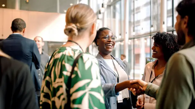 Guia completo de etiqueta cultural para eventos internacionais