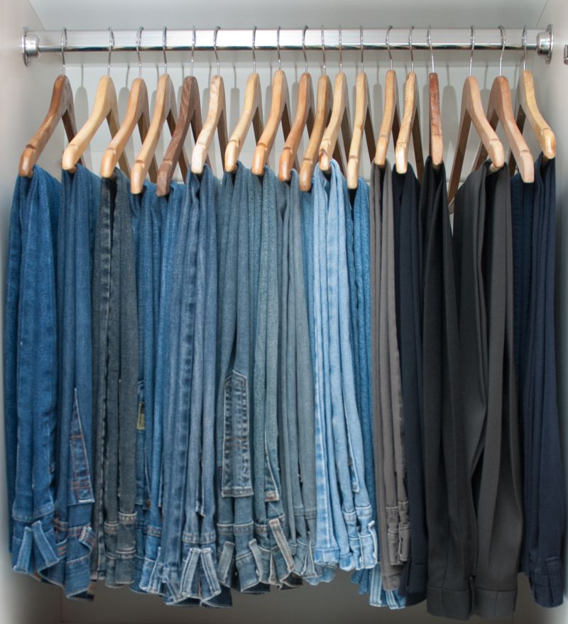 Guia Completo: Como Escolher os Melhores Cabides para Organização por Cores