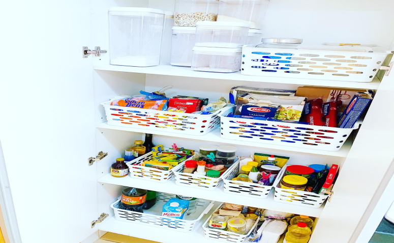 Além das Cores: Como Categorizar Suas Roupas para um Armário Perfeito