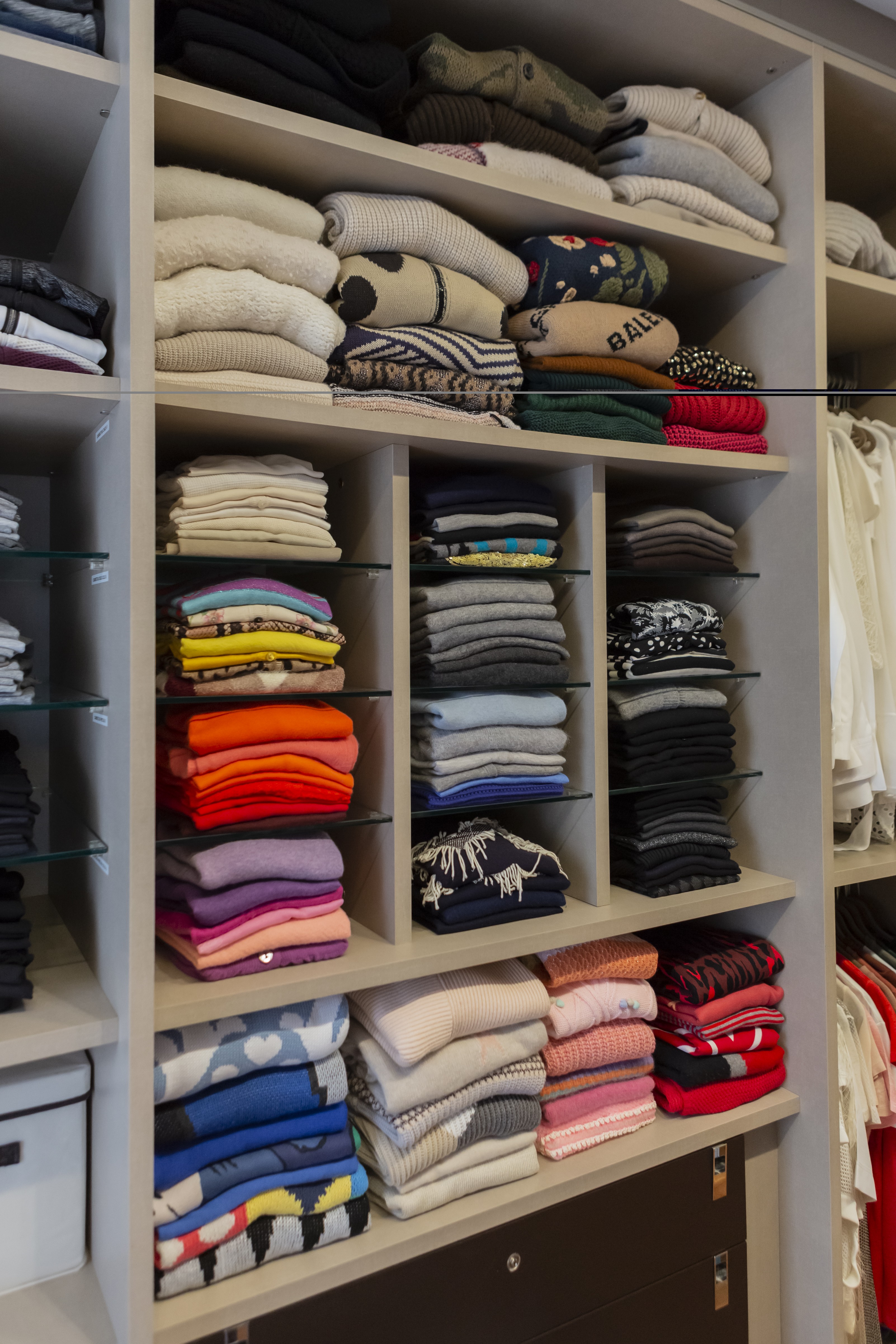 Além das Cores: Como Categorizar Suas Roupas para um Armário Perfeito