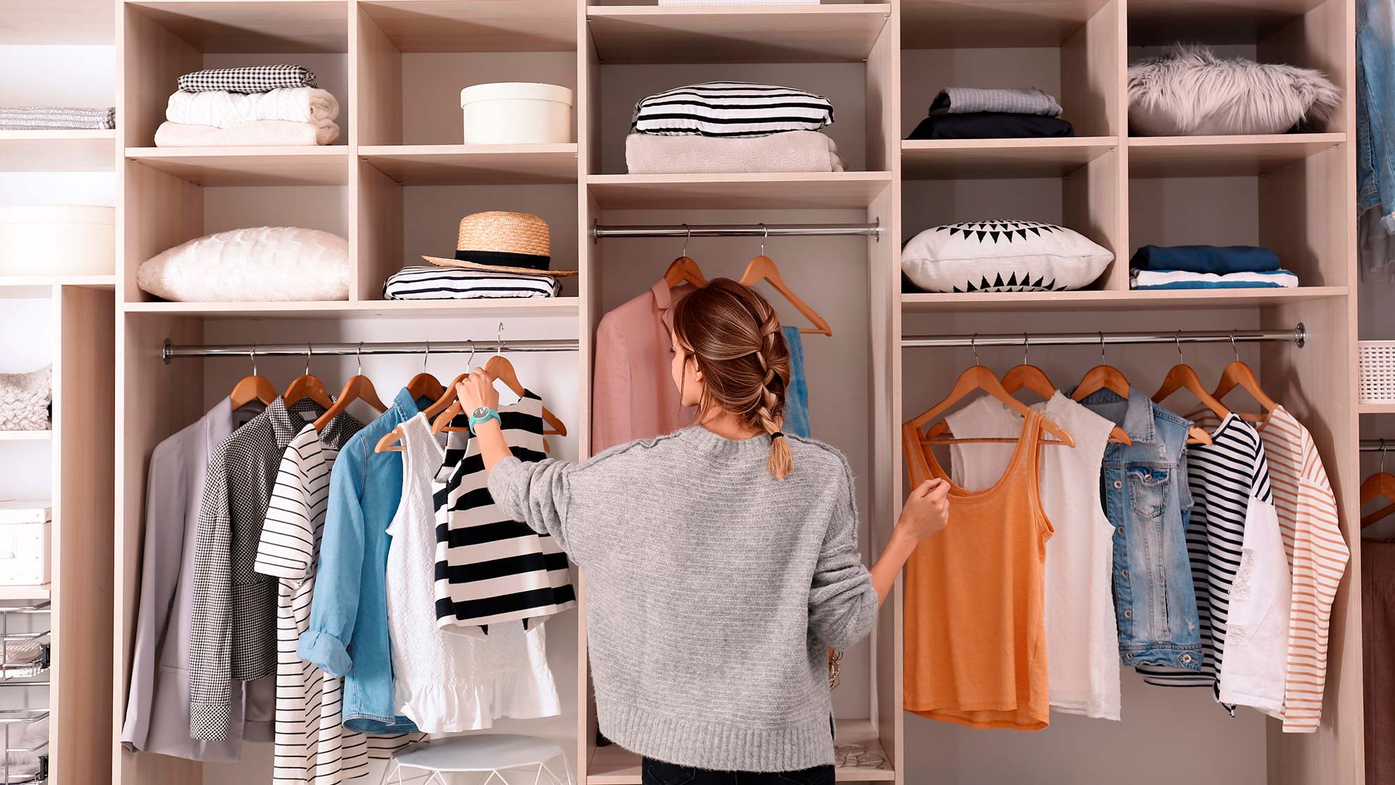 Organização de Guarda-Roupa: O Segredo das Divisórias de Cabideiro