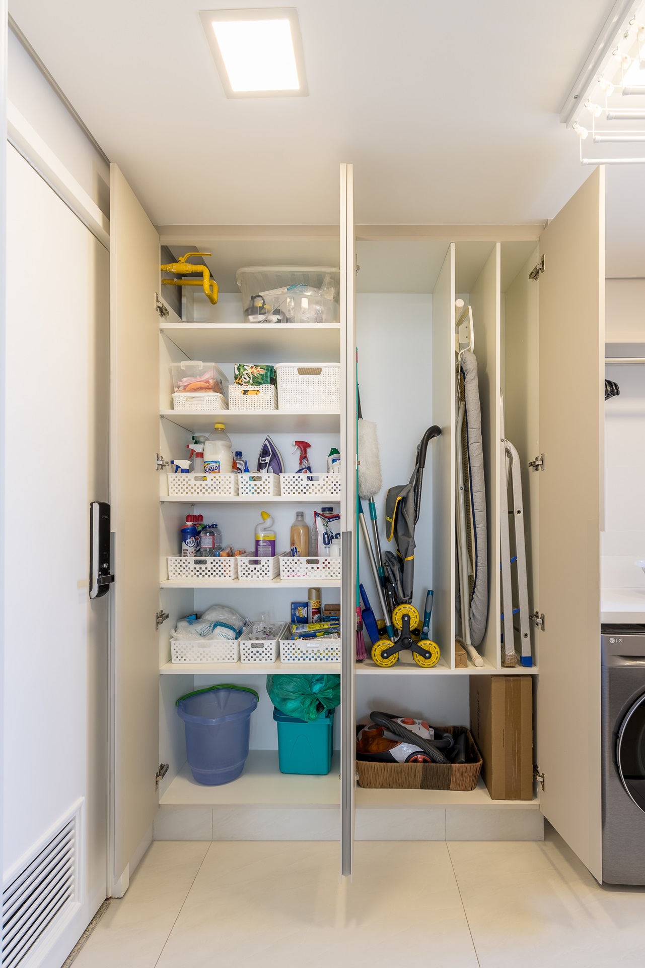 Além das Cores: Como Categorizar Suas Roupas para um Armário Perfeito