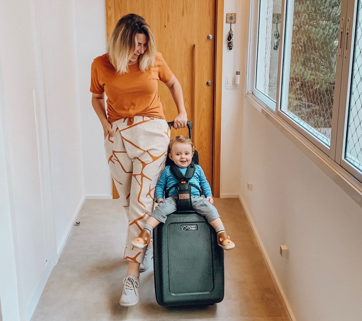 O que levar na mala de mão para um voo com bebê