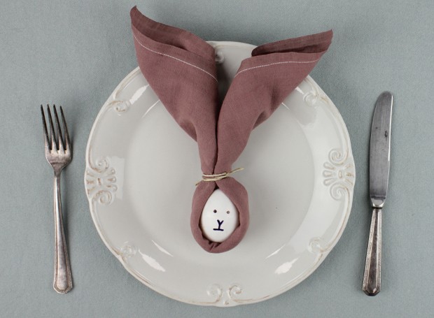 dobradura de guardanapo em formato de coelho