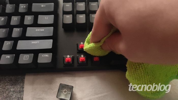 o que não fazer ao limpar teclado e mouse