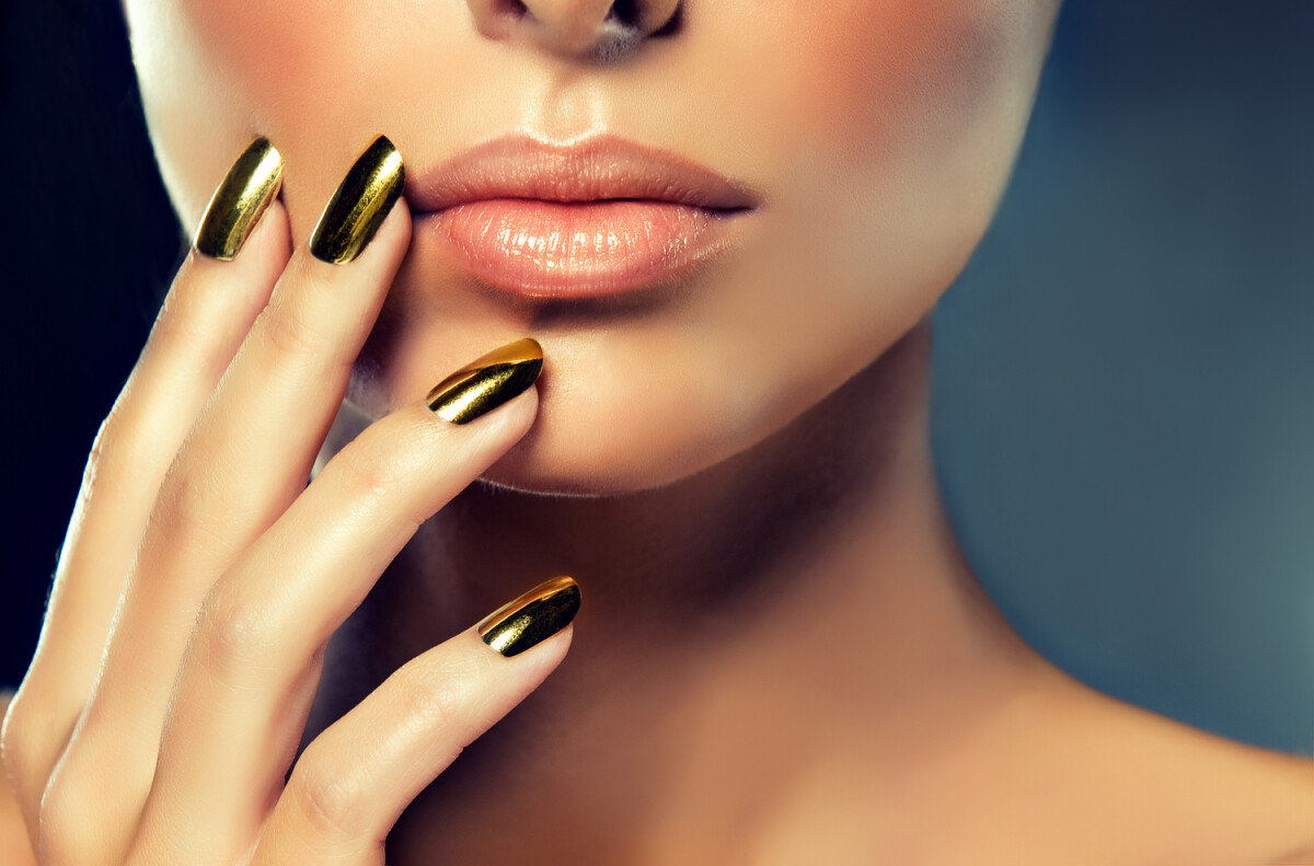 esmalte dourado brilhante tendência 2025