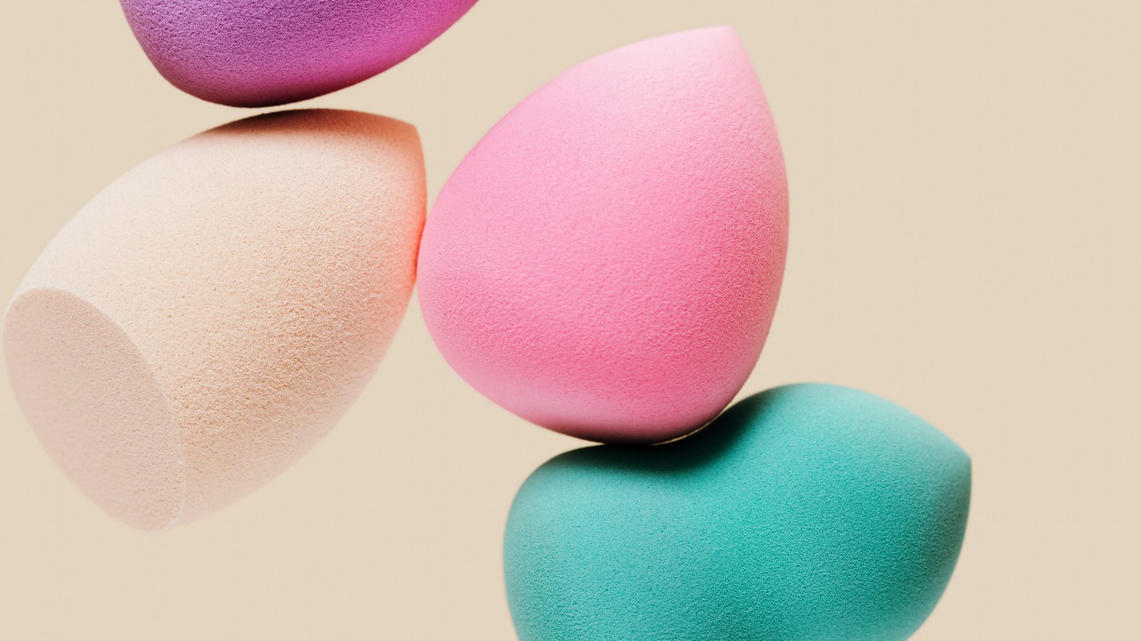1. Guia Completo: Tipos de Esponjas de Maquiagem e Suas Funções
2. Como Usar Esponja de Maquiagem: Dicas Profissionais para um Acabamento Perfeito
3. Esponja Gota vs. Esponja Chanfrada: Qual a Ideal para Você?
4. Materiais de Esponjas de Maquiagem: Espuma Hidrofílica vs. Veludo
5. Higienização de Esponjas de Maquiagem: Passo a Passo Essencial