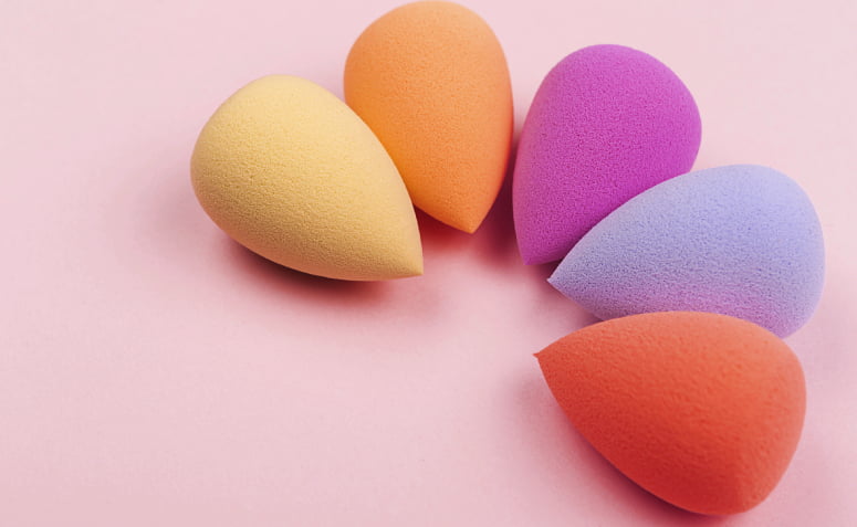 1. Guia Completo: Tipos de Esponjas de Maquiagem e Suas Funções
2. Como Usar Esponja de Maquiagem: Dicas Profissionais para um Acabamento Perfeito
3. Esponja Gota vs. Esponja Chanfrada: Qual a Ideal para Você?
4. Materiais de Esponjas de Maquiagem: Espuma Hidrofílica vs. Veludo
5. Higienização de Esponjas de Maquiagem: Passo a Passo Essencial