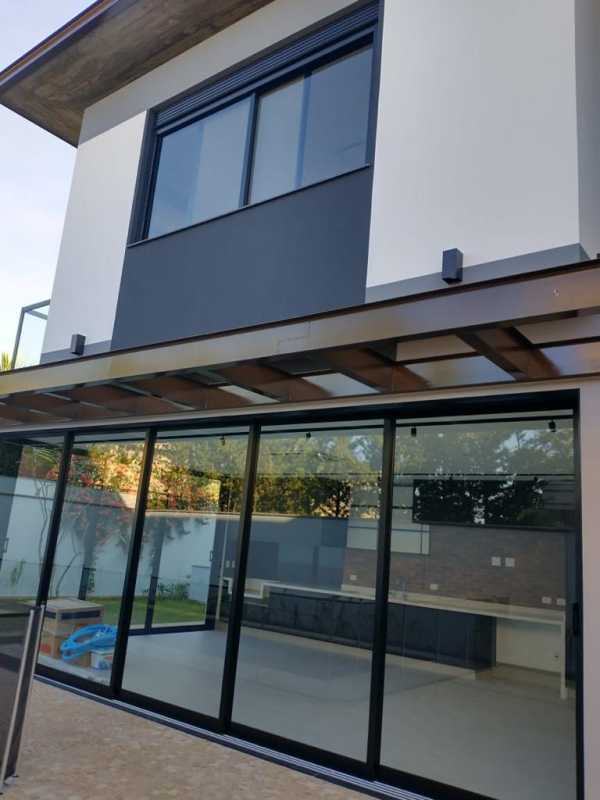 esquadria marrom luxo silencioso
