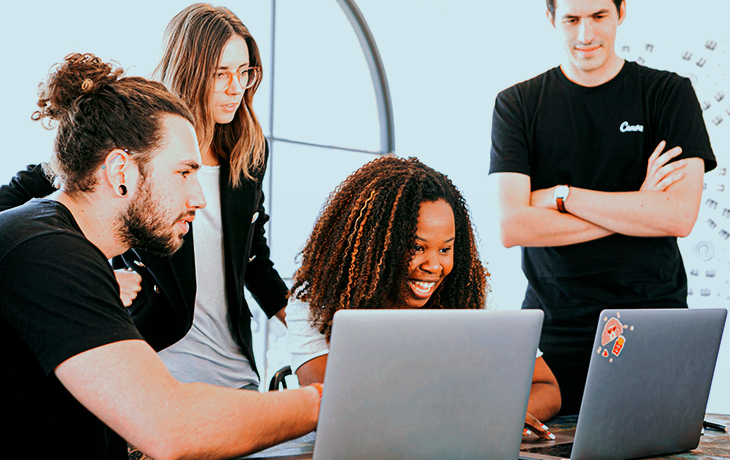 Comparativo de Salários: Estágio em Marketing Digital em Grandes Empresas vs. Startups