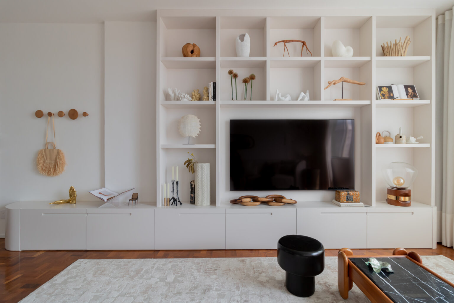 ideias criativas para decorar estantes de livros