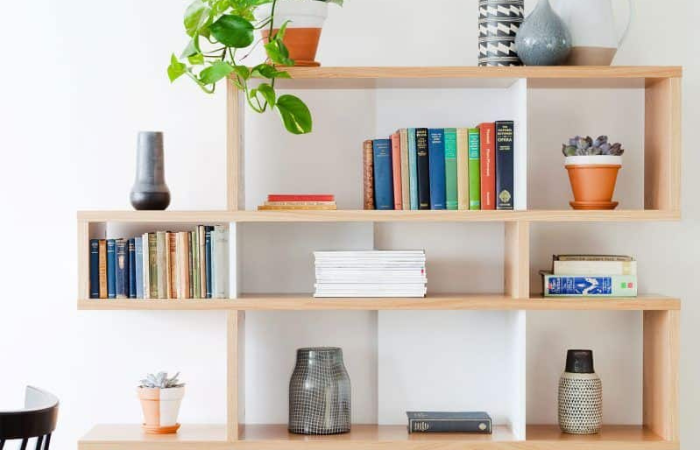 ideias criativas para decorar estantes de livros