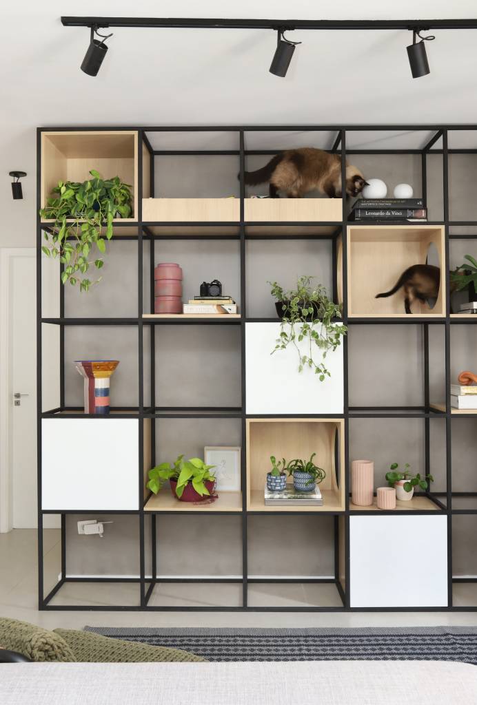 estante de madeira vs estante de metal qual a melhor