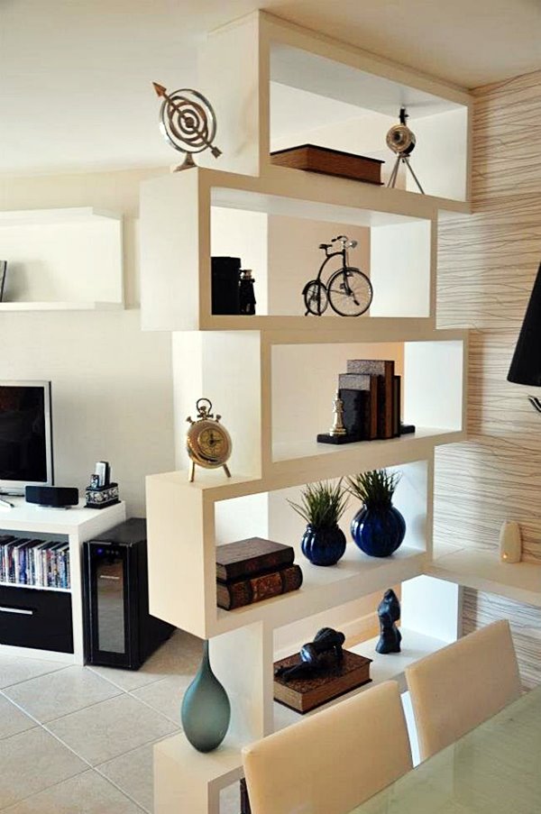 ideias criativas para decorar estantes de livros