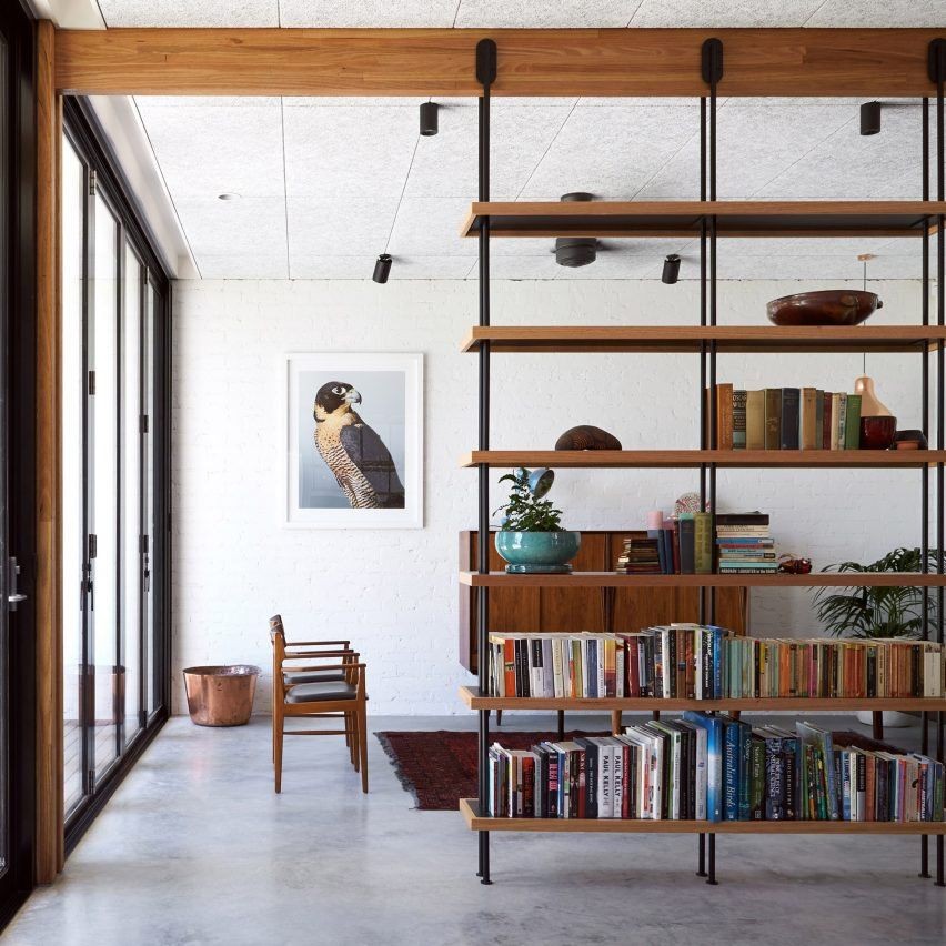 erros comuns ao decorar estantes e como evitá-los