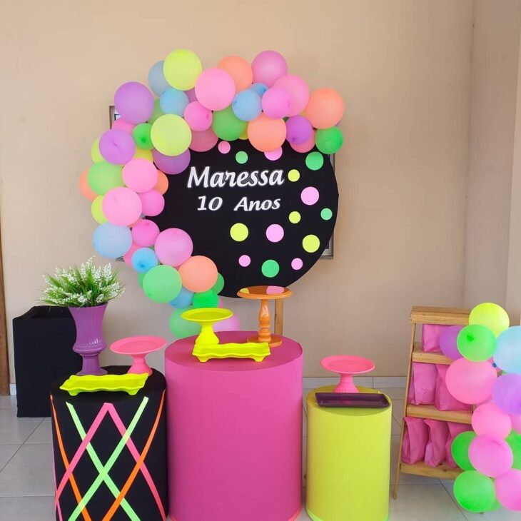 decoração festa neon simples e barata