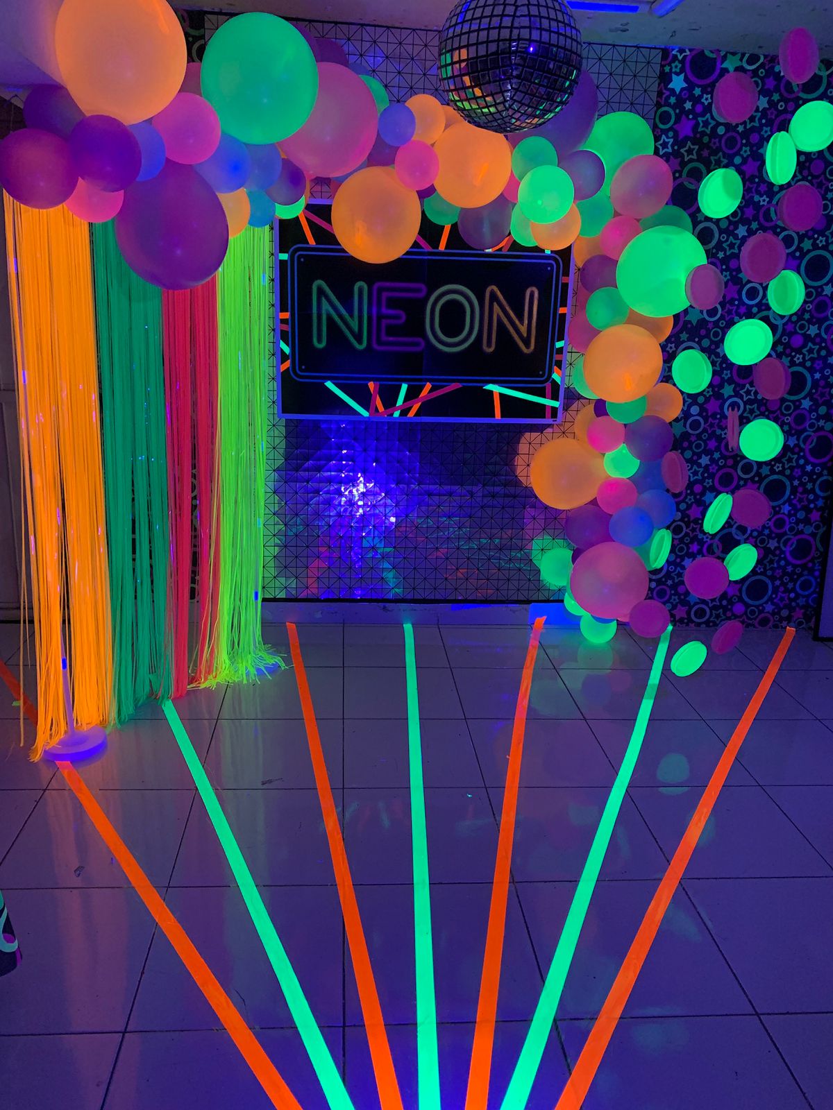 como fazer festa neon em casa