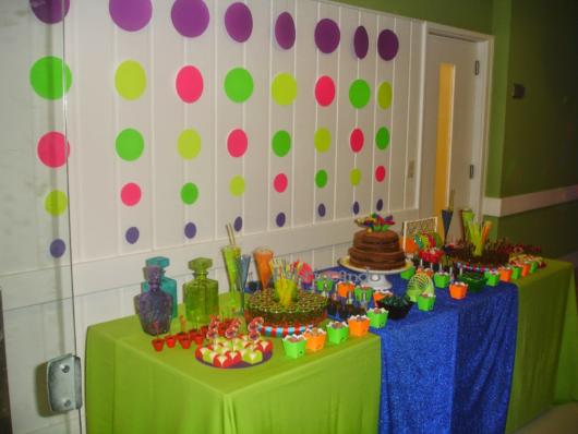 decoração festa neon simples e barata