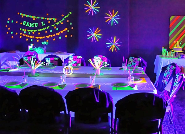festa neon com luz negra