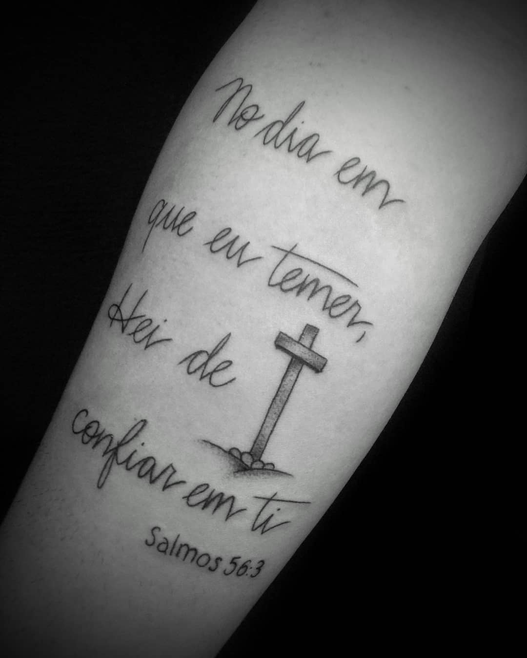 5 ideias de títulos para posts sobre tatuagens religiosas no braço:
1. As Melhores Frases Bíblicas para Tatuar no Braço: Inspiração e Significado
2. Tatuagens de Fé no Braço: Versículos