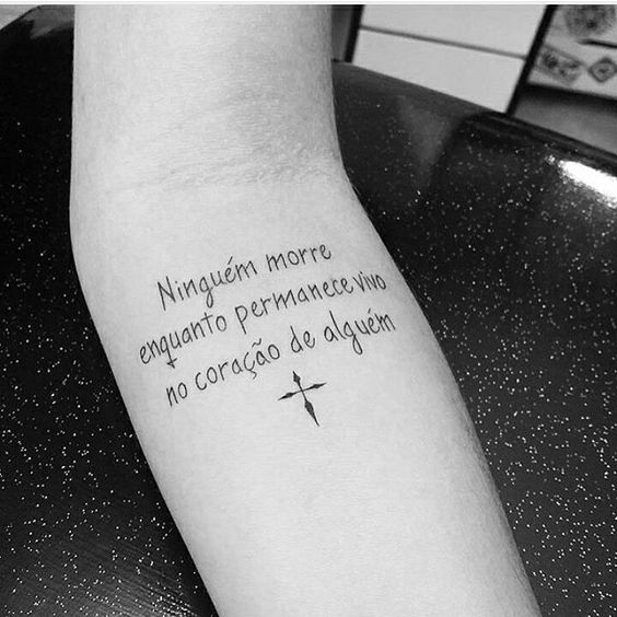 5 ideias de títulos para posts sobre tatuagens religiosas no braço:
1. As Melhores Frases Bíblicas para Tatuar no Braço: Inspiração e Significado
2. Tatuagens de Fé no Braço: Versículos