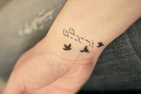 Símbolos e Estilos
3. Guia Completo: Como Escolher a Tatuagem Religiosa Perfeita para o Braço
4. Tatuagens Minimalistas de Fé: Delicadeza e Profundidade para o Braço
5. O Poder das Palavras: Tatuagens de Frases Religiosas que Inspiram