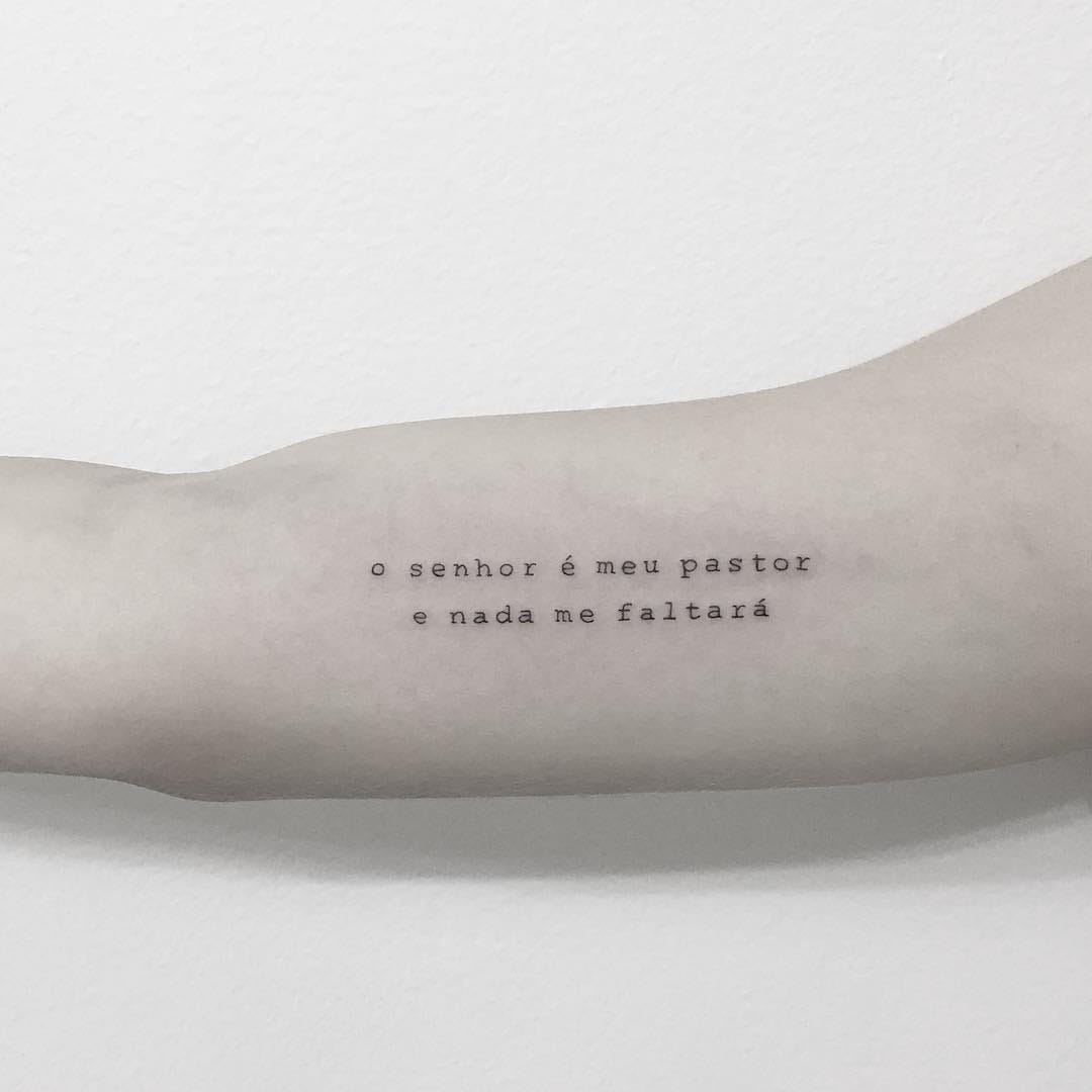 Símbolos e Estilos
3. Guia Completo: Como Escolher a Tatuagem Religiosa Perfeita para o Braço
4. Tatuagens Minimalistas de Fé: Delicadeza e Profundidade para o Braço
5. O Poder das Palavras: Tatuagens de Frases Religiosas que Inspiram