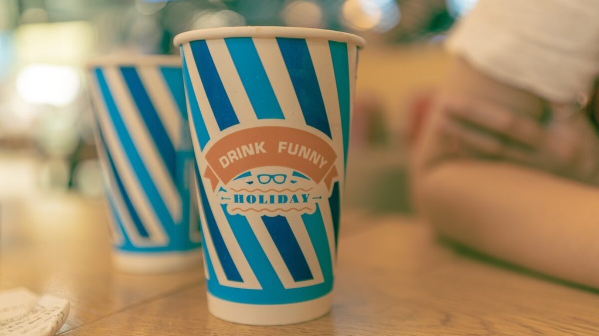 como fazer suporte de dois andares com pratos descartáveis