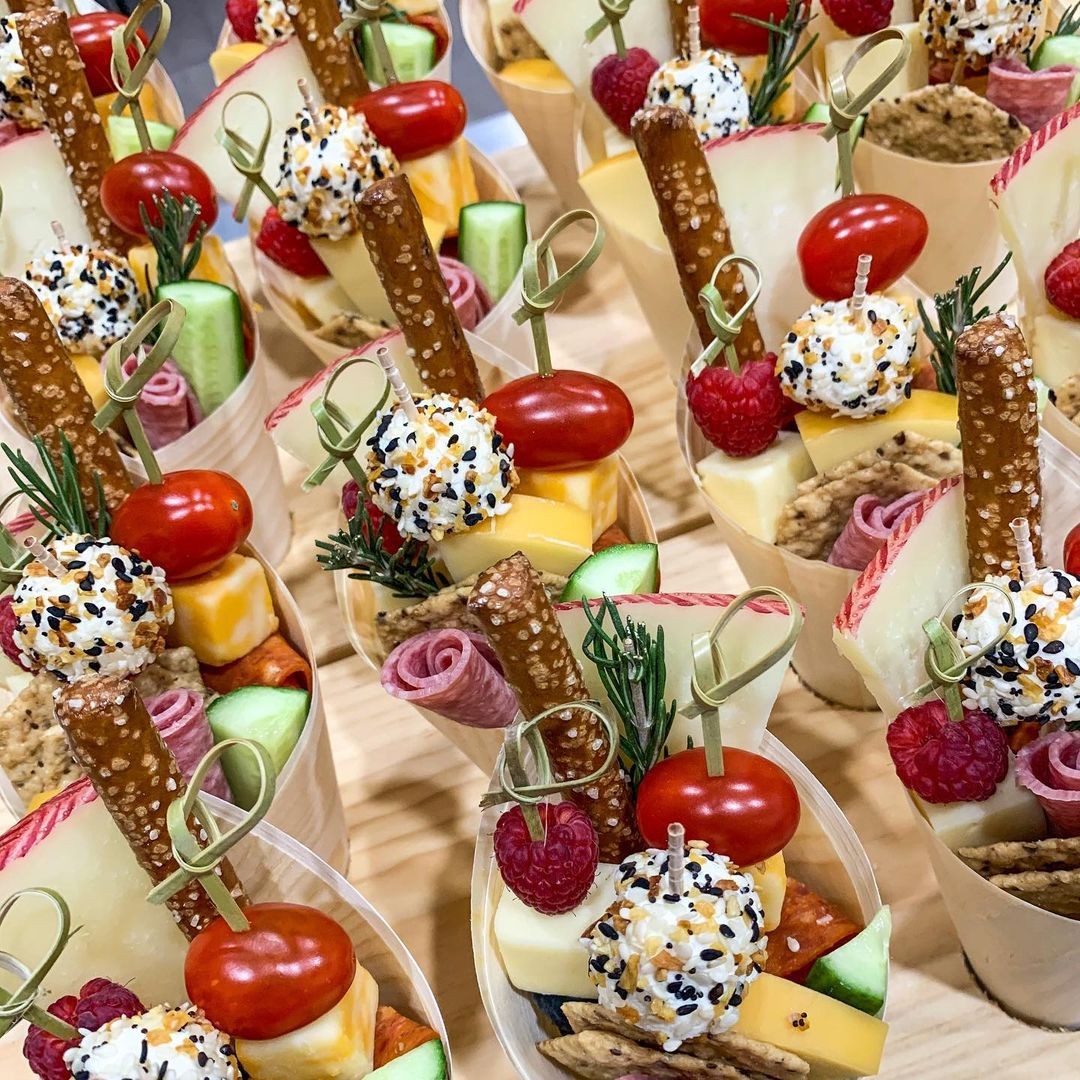 erros comuns ao dispor pratos e copos em festas