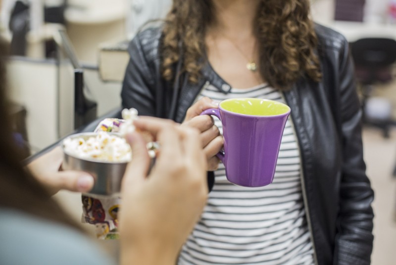 ideias criativas para organizar pratinhos e copos de festa