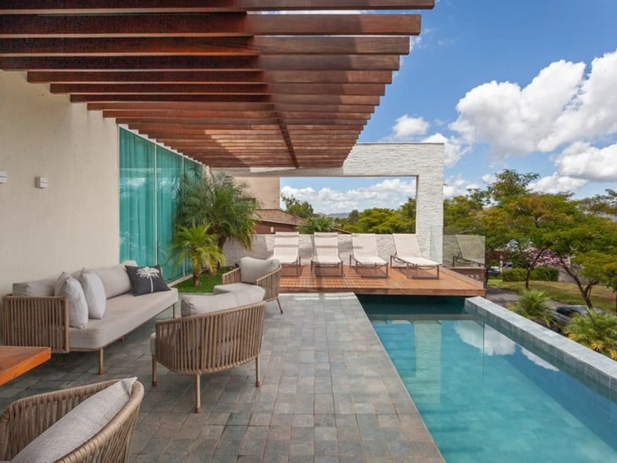 piscina de fibra vs piscina de alvenaria para espaços pequenos