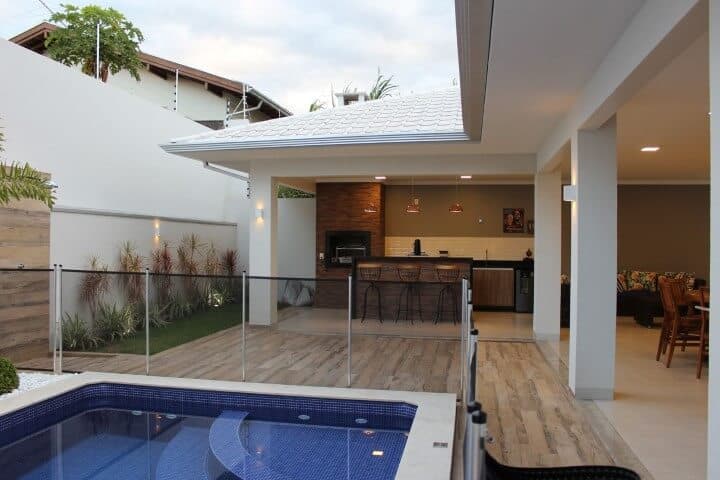 piscina de fibra vs piscina de alvenaria para espaços pequenos