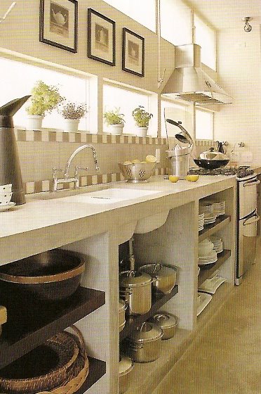 Cozinha com bancada de concreto e madeira