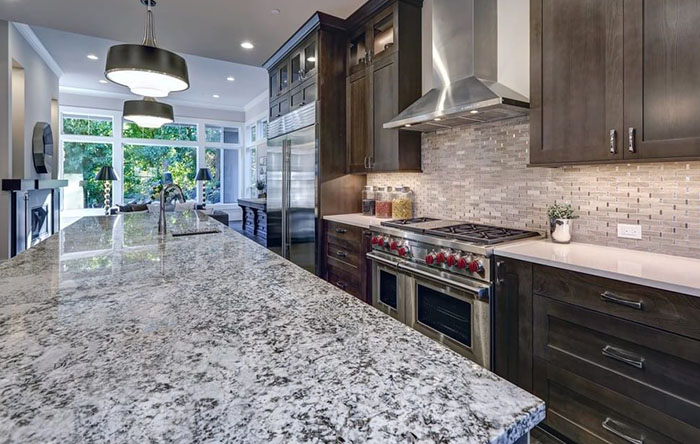 cozinha com bancada de granito preto e madeira