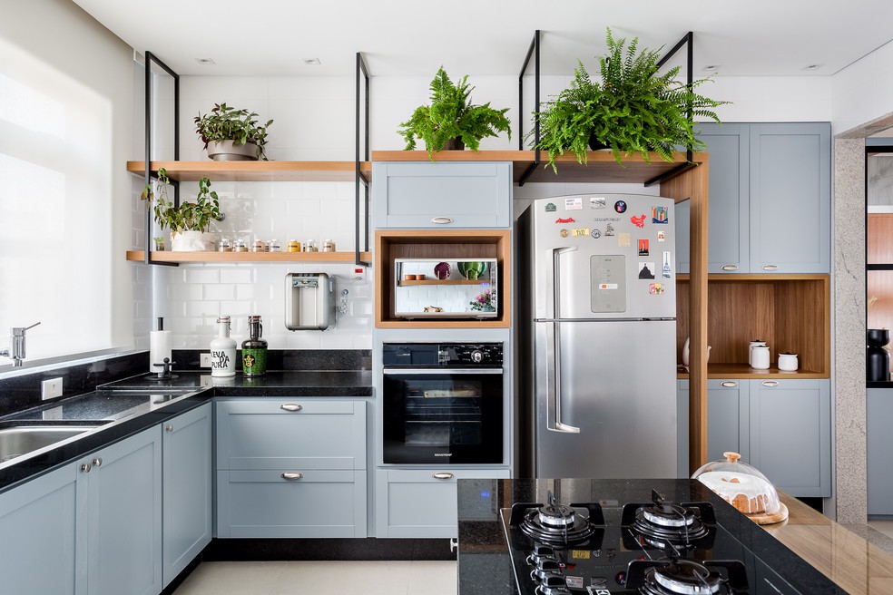 cozinha com bancada de granito preto e madeira