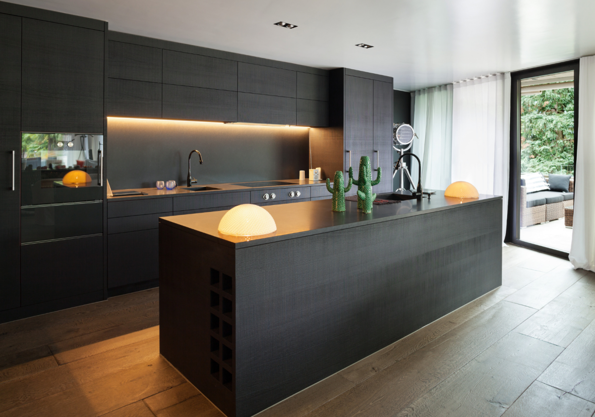 Design Inteligente: Cores e Iluminação para Ampliar Cozinhas Pequenas