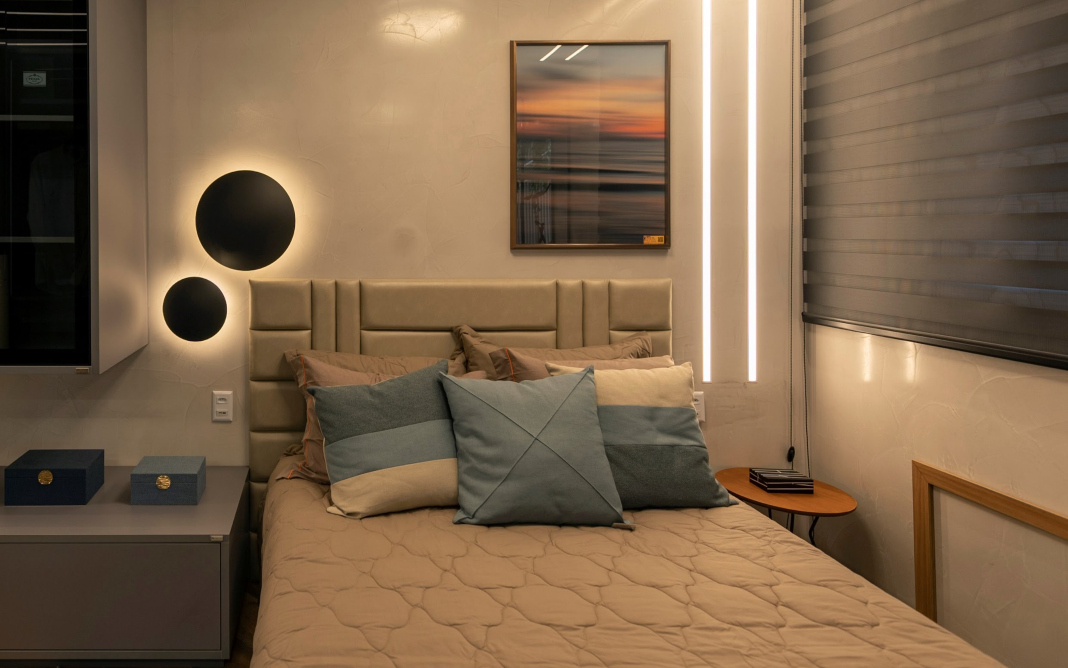 5 Ideias de Iluminação para um Quarto Aconchegante
Como a Temperatura da Cor Afeta o Sono
Guia Completo de Fitas de LED para Decoração de Interiores
Abajures e Arandelas: Qual a Melhor Escolha para sua Cabeceira?
O Poder do Dimmer: Controle Total da Luz no seu Quarto