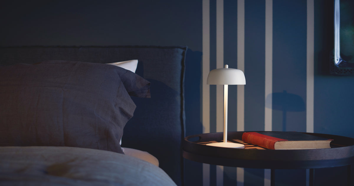 5 Ideias de Iluminação para um Quarto Aconchegante
Como a Temperatura da Cor Afeta o Sono
Guia Completo de Fitas de LED para Decoração de Interiores
Abajures e Arandelas: Qual a Melhor Escolha para sua Cabeceira?
O Poder do Dimmer: Controle Total da Luz no seu Quarto