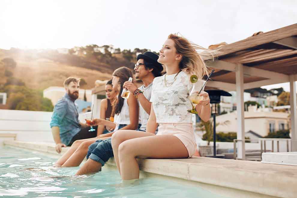 Acessórios que transformam seu look de pool party: além do básico