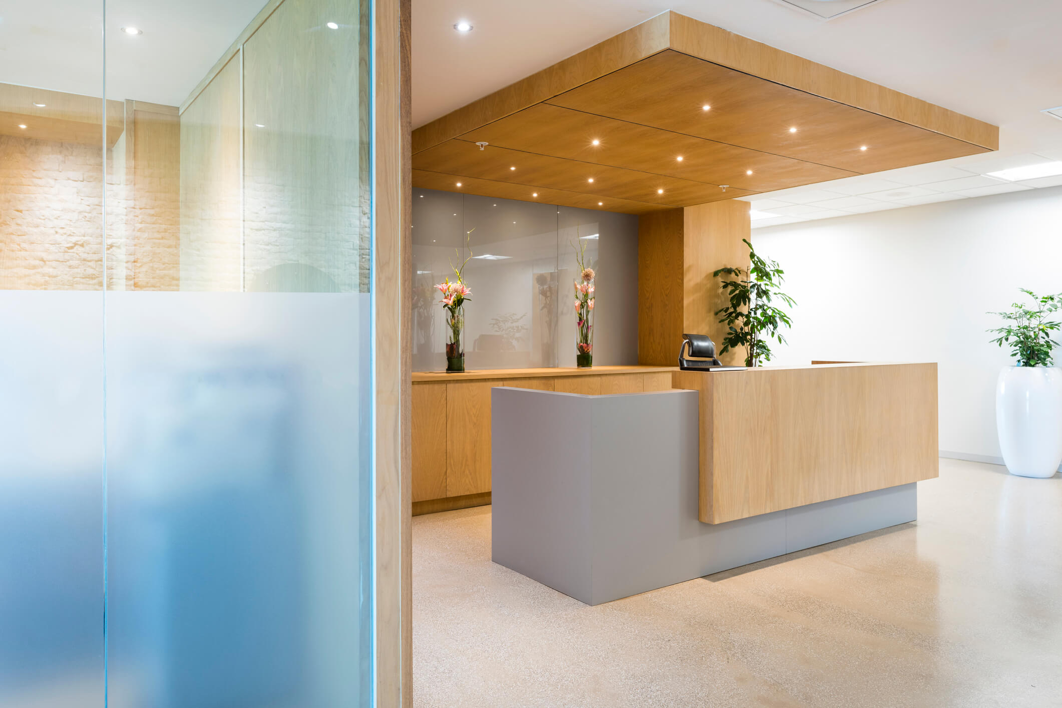 5 ideias de títulos para posts sobre nomes de clínicas odontológicas:
1. Nomes que Atraem: Como Escolher a Identidade Perfeita para Sua Clínica Odontológica
2. Do Clássico ao Moderno: Explorando Estilos de Nomes para Consultórios Dentários
3. O Poder do Nome: Como a Escolha Certa Impacta o Marketing da Sua Clínica
4. Evite Armadilhas Legais: Verificando a Disponibilidade e Ética do Nome da Sua Clínica
5. Personalização ou Inovação? Decifrando o Melhor Nome para Seu Público-Alvo