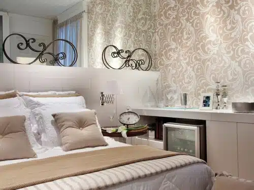 ideias de quarto de casal com papel de parede floral