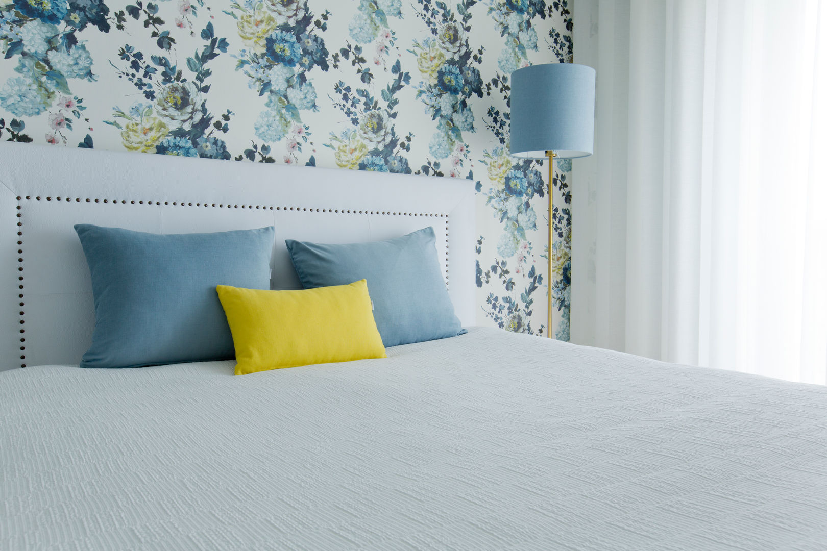 erros comuns ao usar papel de parede floral no quarto