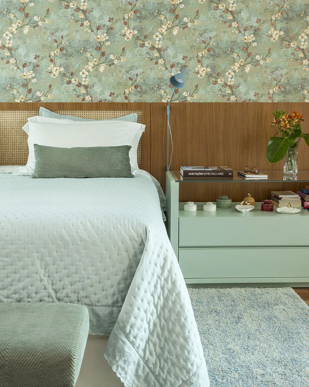 papel de parede floral versus pintura para quarto de casal