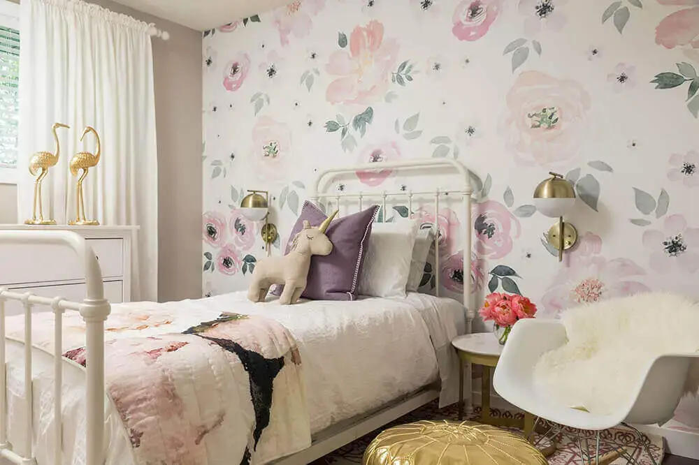 ideias de quarto de casal com papel de parede floral