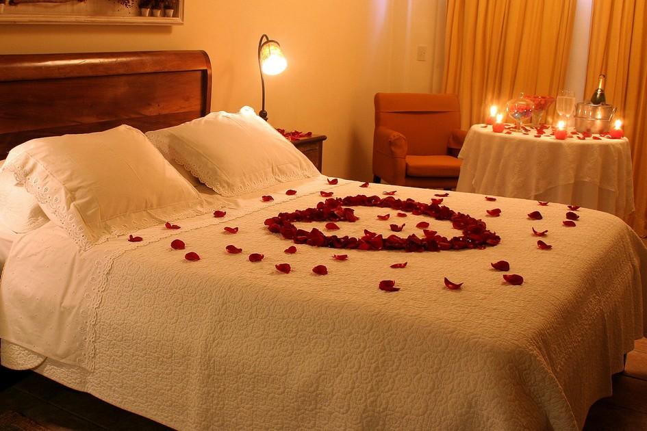 Paleta de Cores e Materiais Naturais para um Quarto de Casal Sereno