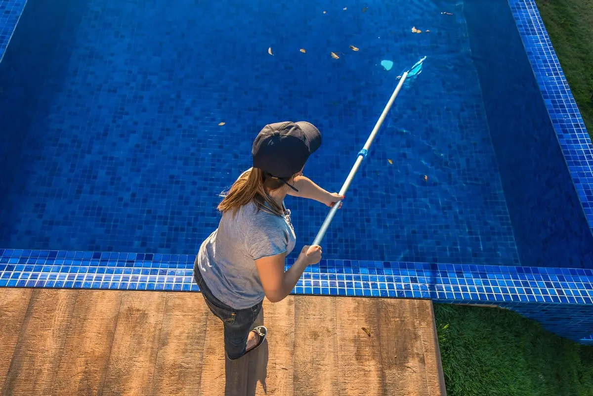 ideias de renda extra com limpeza de piscina