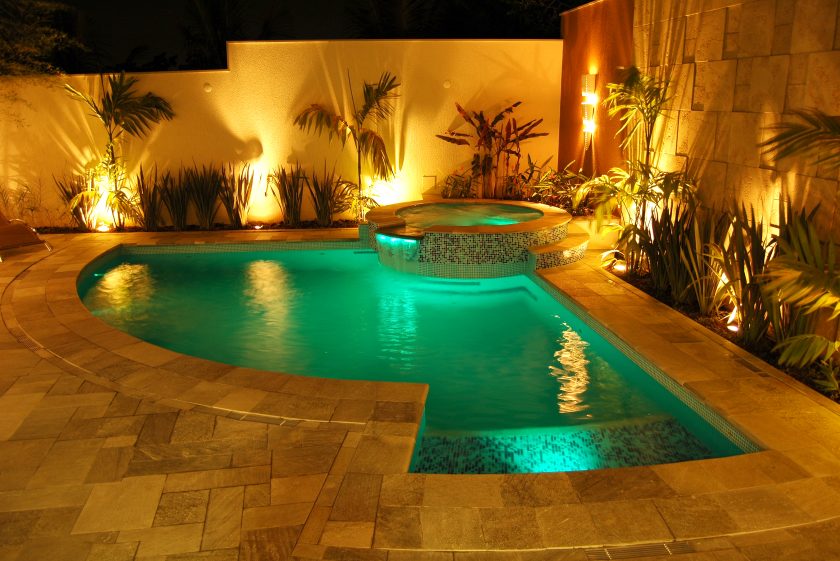 Maximizando Lucros: Venda de Produtos e Serviços Adicionais na Limpeza de Piscinas