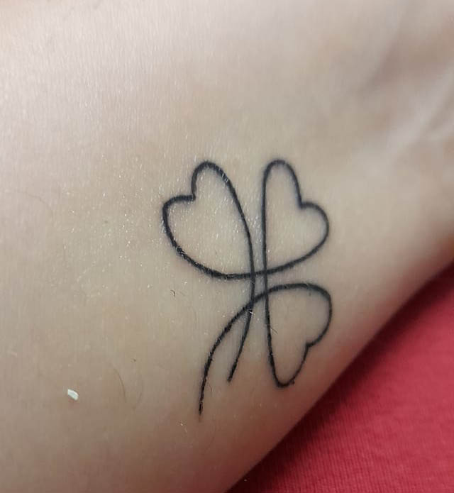 ideias de tatuagem 3 corações feminina